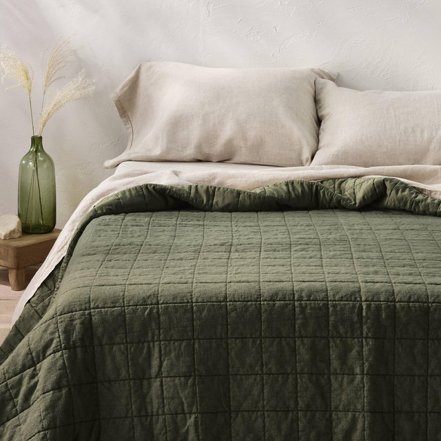 King Plus Heavyweight Linen Blend Quilt Olive Green - Casaluna™