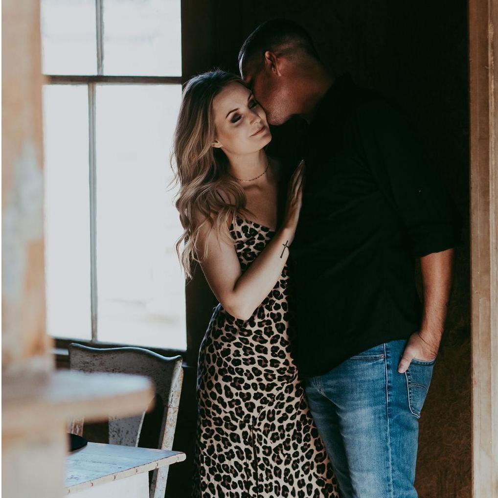 Engagement pictures courtesy of @vanessalynnephotography