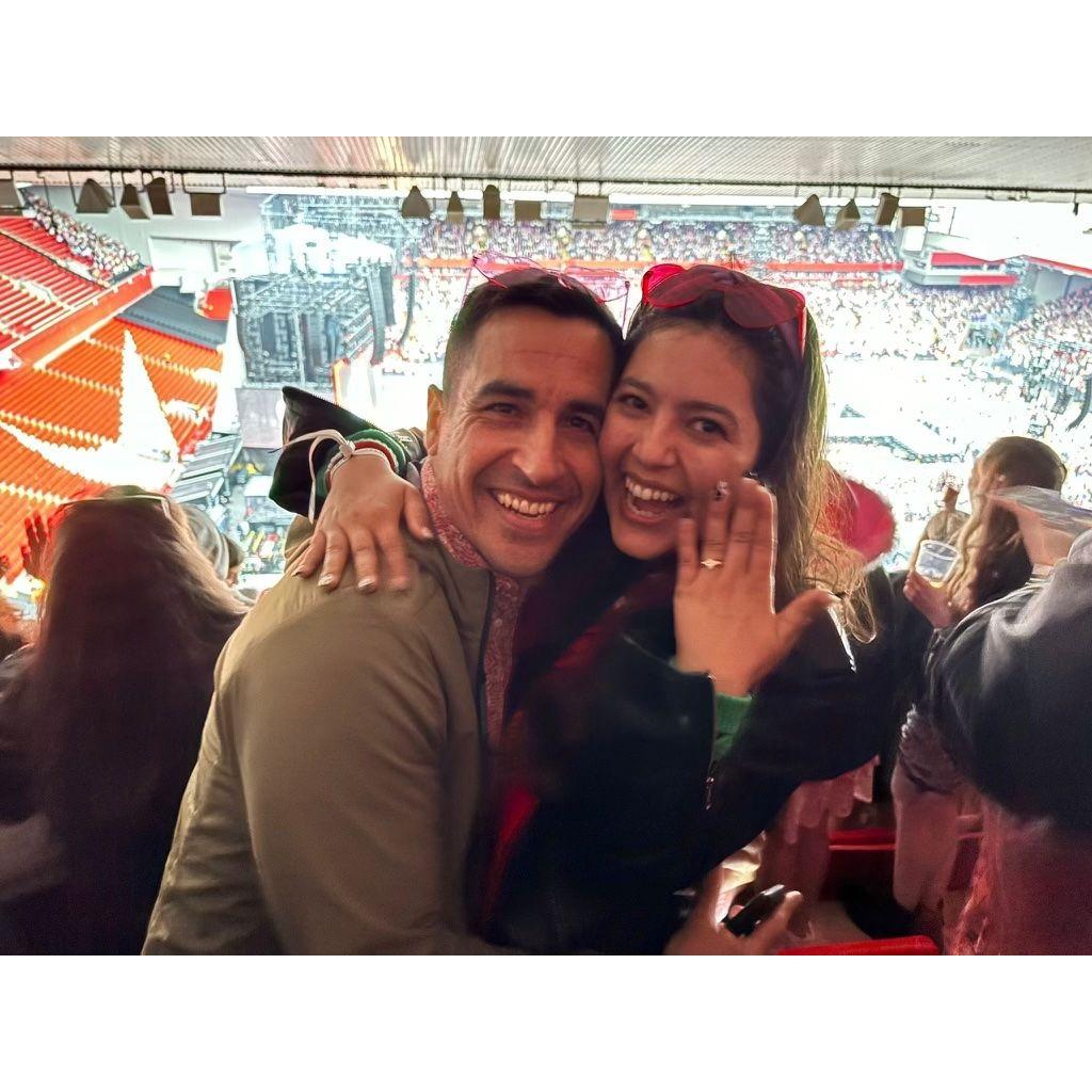 Jesse Proposed at Taylor Swift!