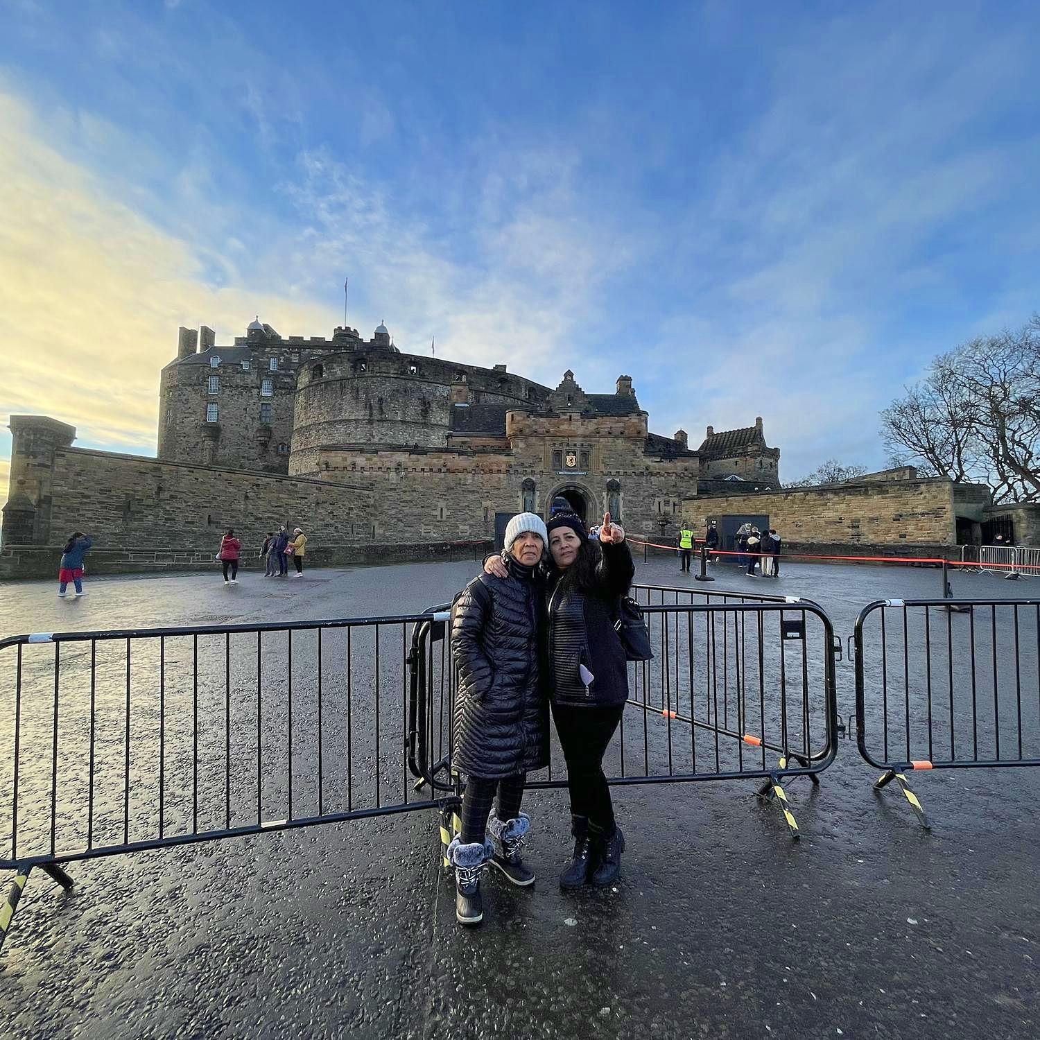 Mira madre... aquel castillo lo deberian hacer Oxxo.
Edinburgh, Escocia 2022.