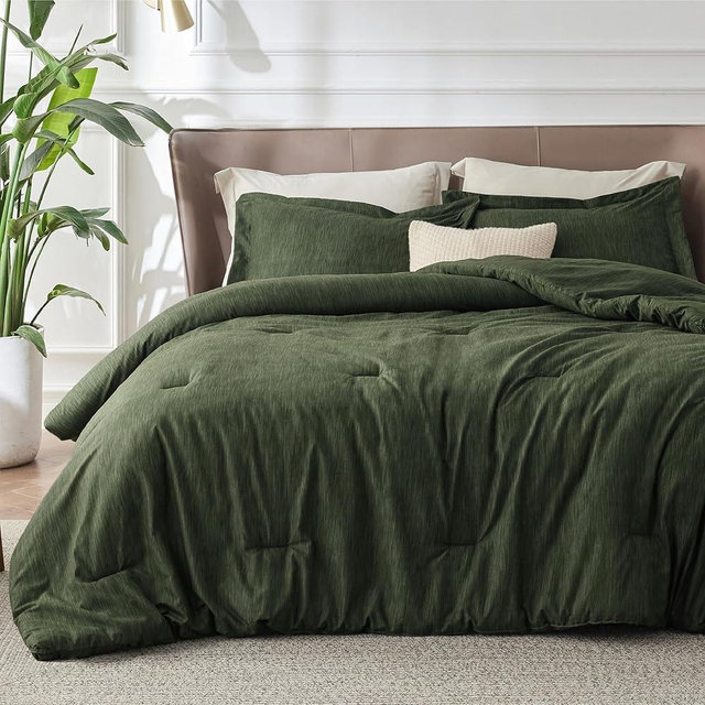 Bedsure Oversized Queen Comforter Set - Dark Green Soft Bedding for All Seasons, Cationic Dyed Bed Set, 3 Pieces, 1 Oversized Queen Size Comforter (98"x98") and 2 Pillow Shams (20"x36"+2")