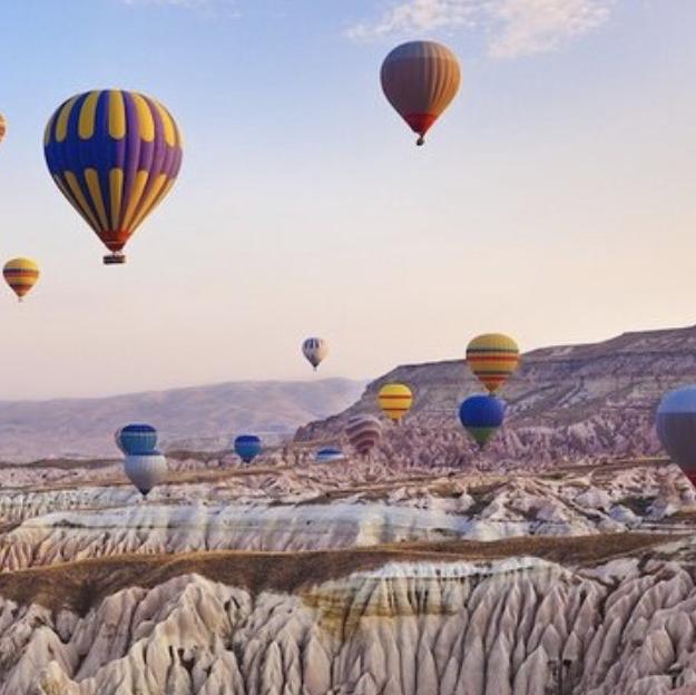 Sunrise Hot Air Balloon Ride over Cappadocia / Vuelo en globo aerostático al amanecer sobre Capadocia