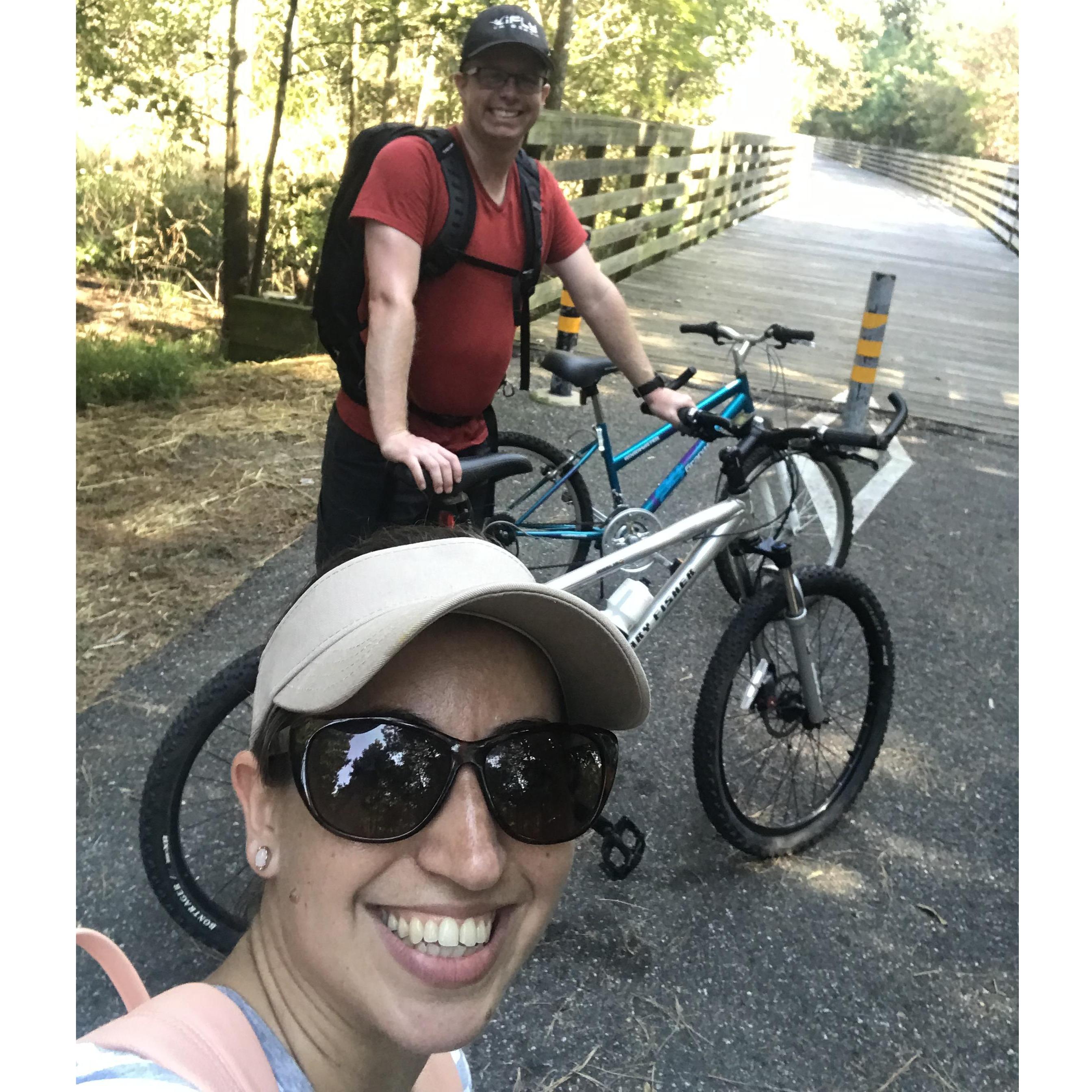 Bike ride near Williamsburg, VA, one of our favorites hobbies. / 
Paseo en bicicleta cerca de Williamsburg, VA, uno de nuestros pasatiempos favoritos.