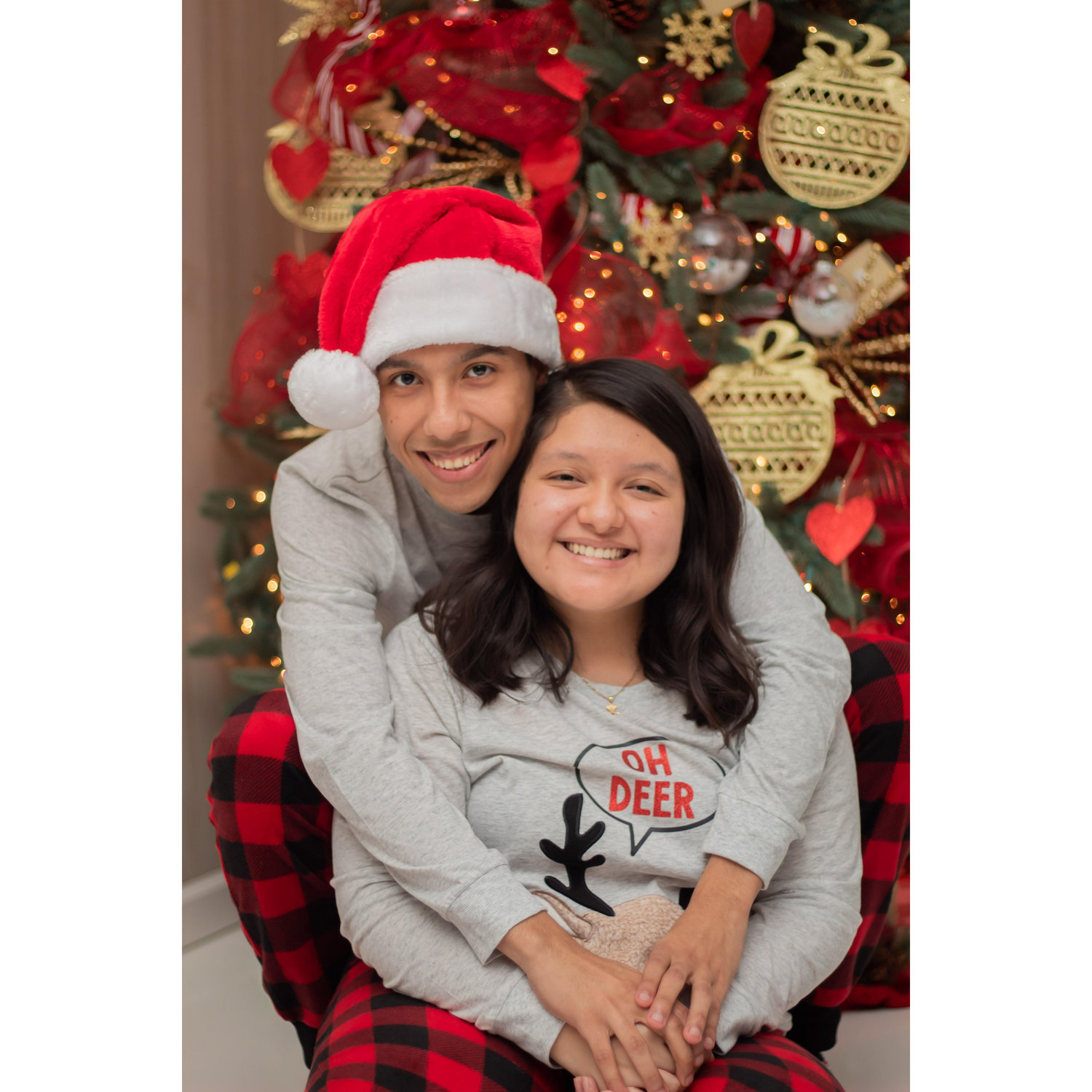 Our first Christmas photoshoot together. / Nuestra primera sesión de fotos navideña juntos.