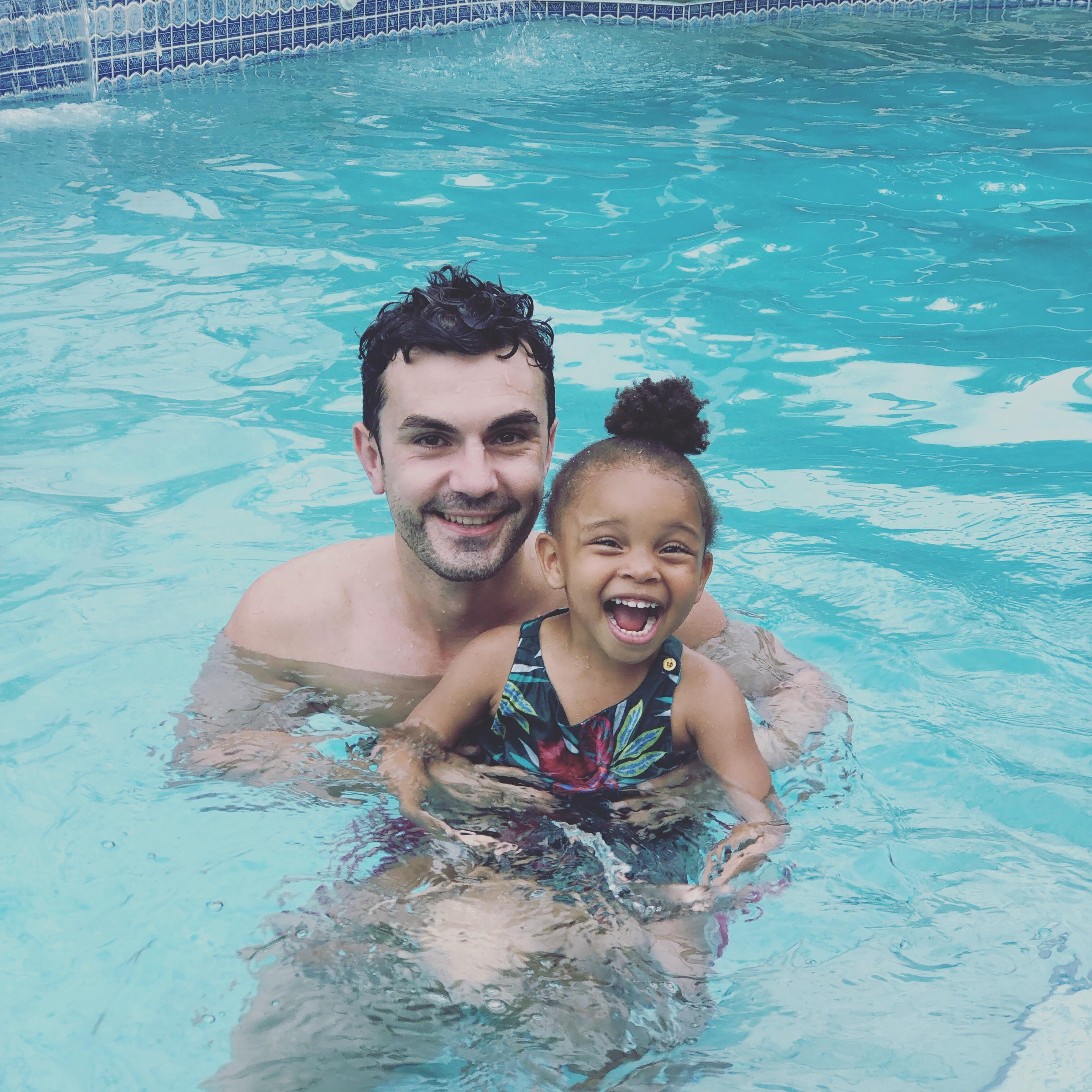 EN: Fun times with Uncle Ru! ES: Momentos divertidos con Tio Ru!