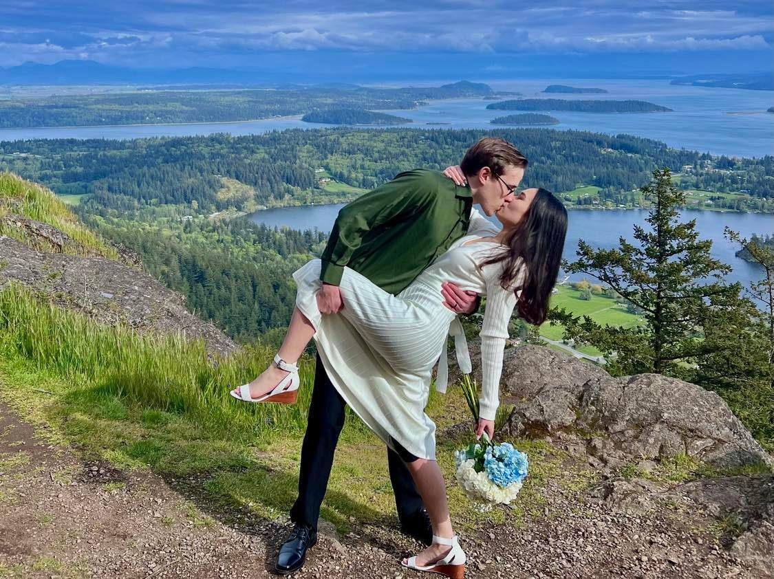 The Wedding Website of Annaluz Fox and Troy Vanstrydonk 