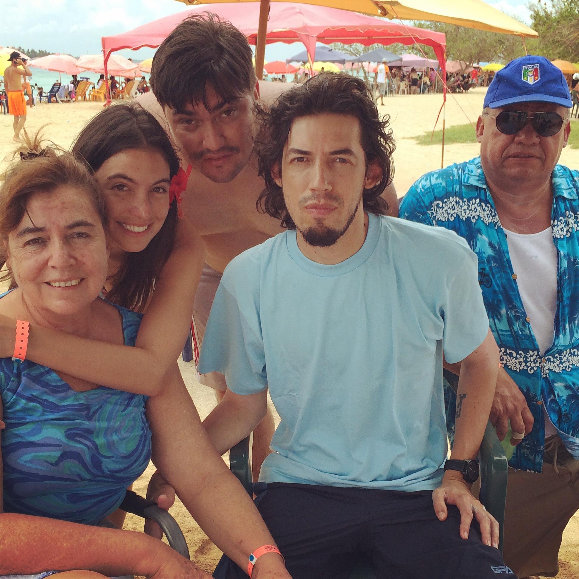 Familia de la novia, hermanos, madre y padre.