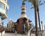 Harry T's Lighthouse: Great food right next to the Destin Harbor Walk