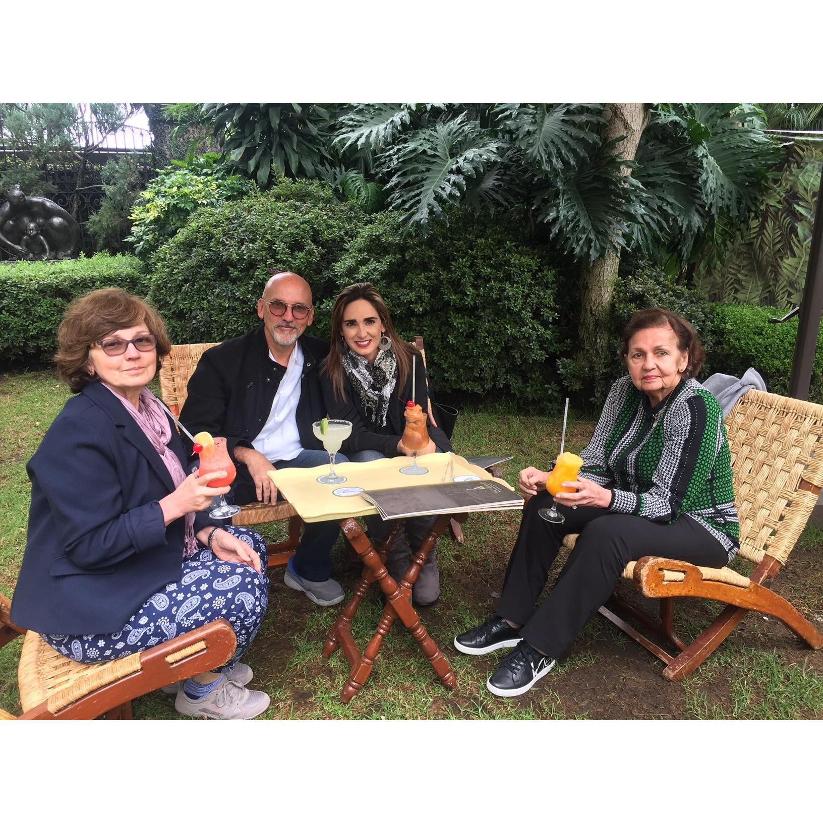 Bella tarde en Las Mañanitas, Cuernavaca. Excelente comida y bella música de un trío que nos deleitó con música mexicana y también con temas venezolanos como Caballo Viejo y Moliendo Café.