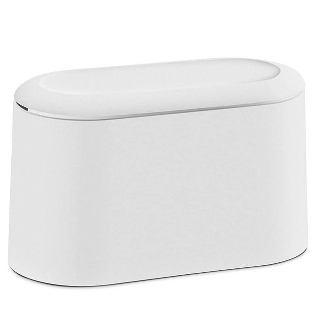 Subekyu Mini Desktop Wastebasket with Lid, Small Office Countertop Trash Can, Tiny Plastic Garbage Bin, White