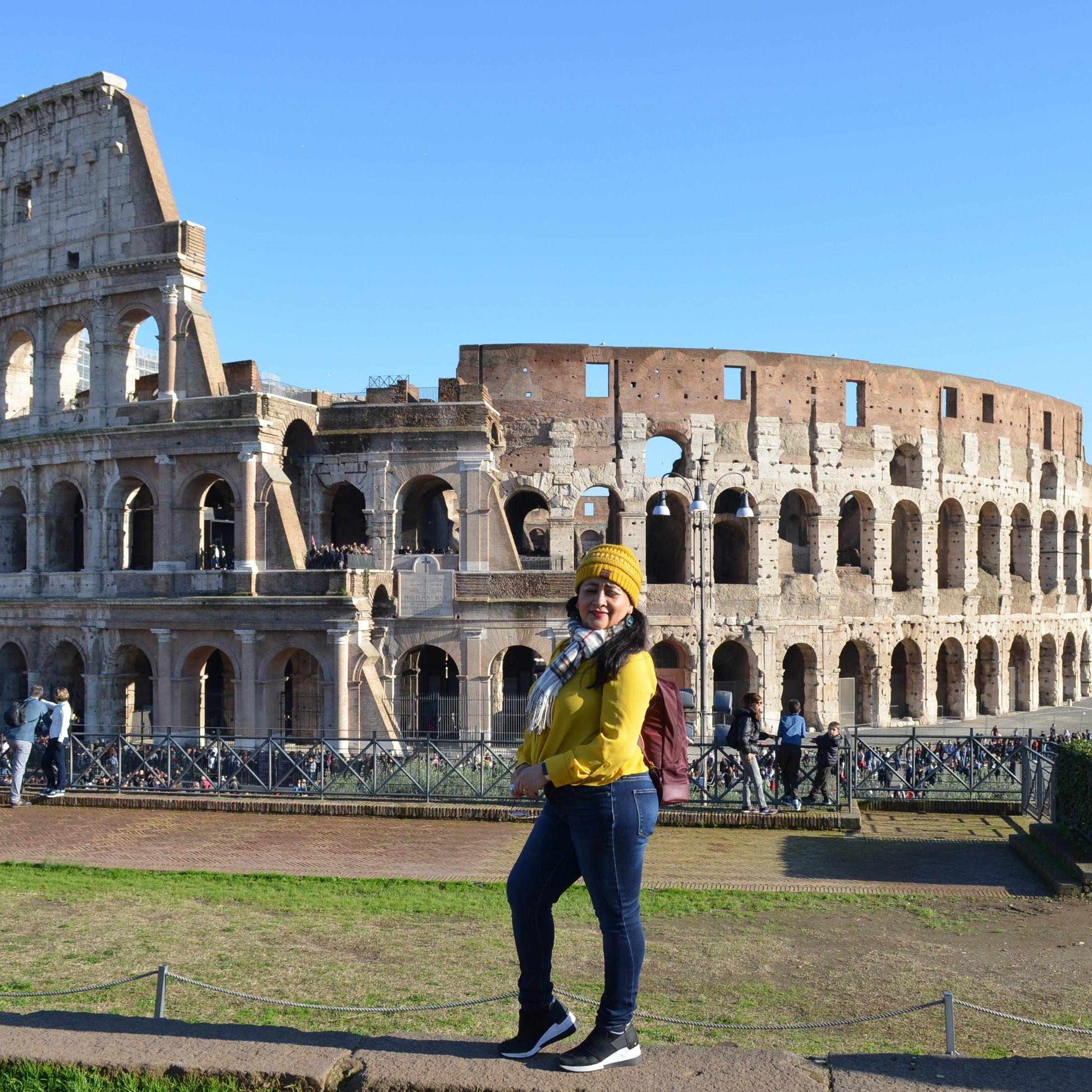 Hermosa mujer en al Coliseo Romano!