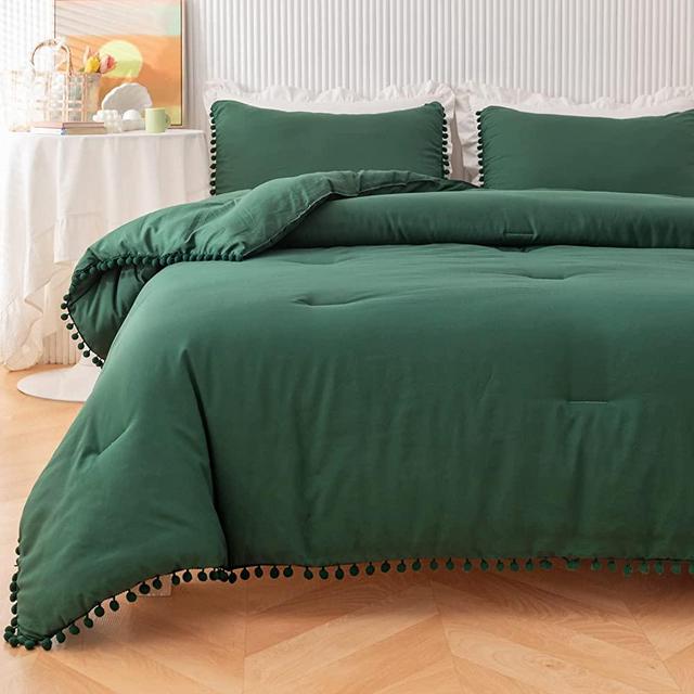 YIRDDEO Emerald Green Queen Ball Pom Fringe Design Comforter Set 3pcs, Boho Aesthetic Luxurious Full Bedding Set, Vintage Ultra Soft Microfiber Dark Green Comforter Set (1 Comforter, 2 Pillowcases)