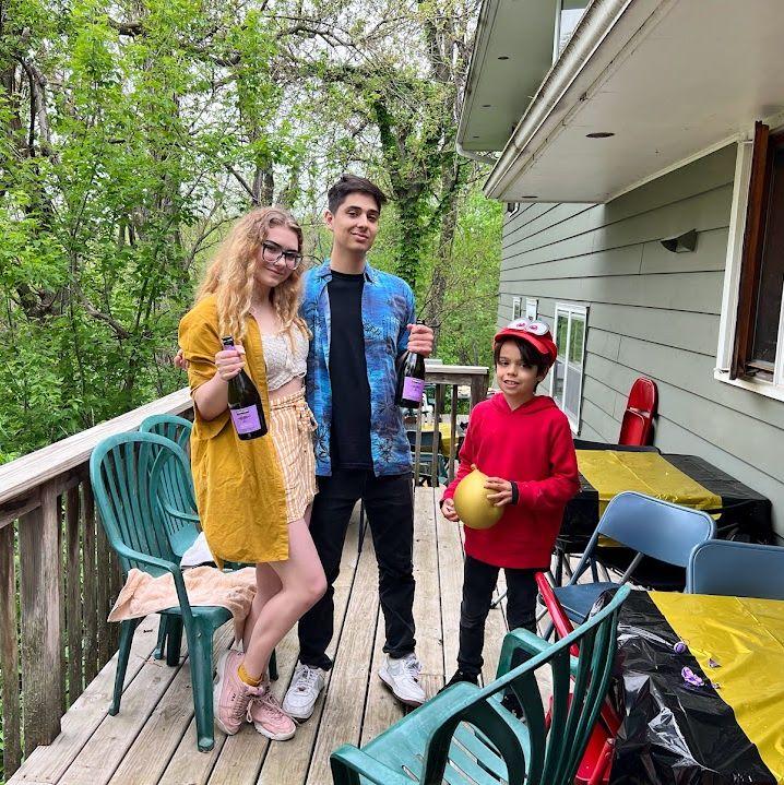 Grad Party champagne pop!