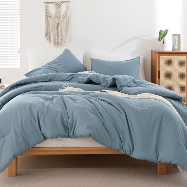 ROSGONIA Oversized King Comforter 128x120, 3pcs Super King Plus (1 Dusty Blue Comforter & 2 Pillowcases) Lightweight Oversized King Bedding Set Blanket