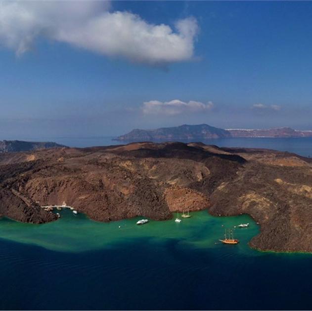 Nea Kameni Volcano Guided Hike and Boat Access: Santorini, Greece