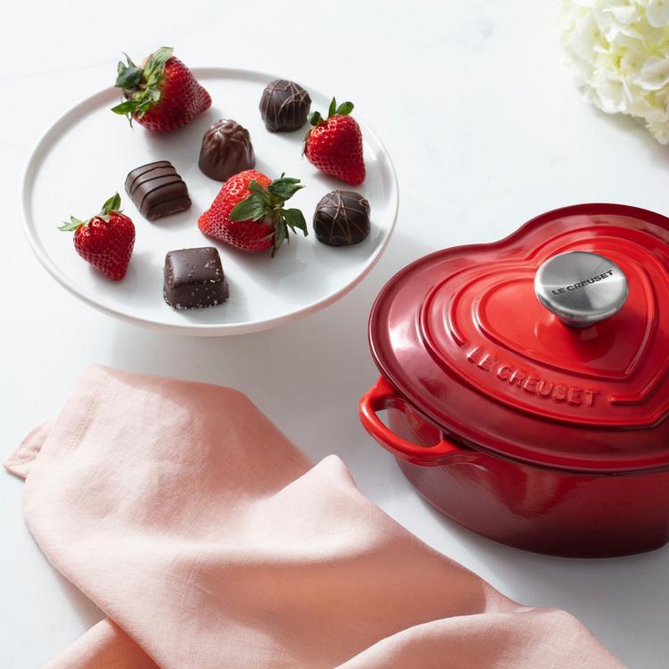 Le creuset hotsell cake stand