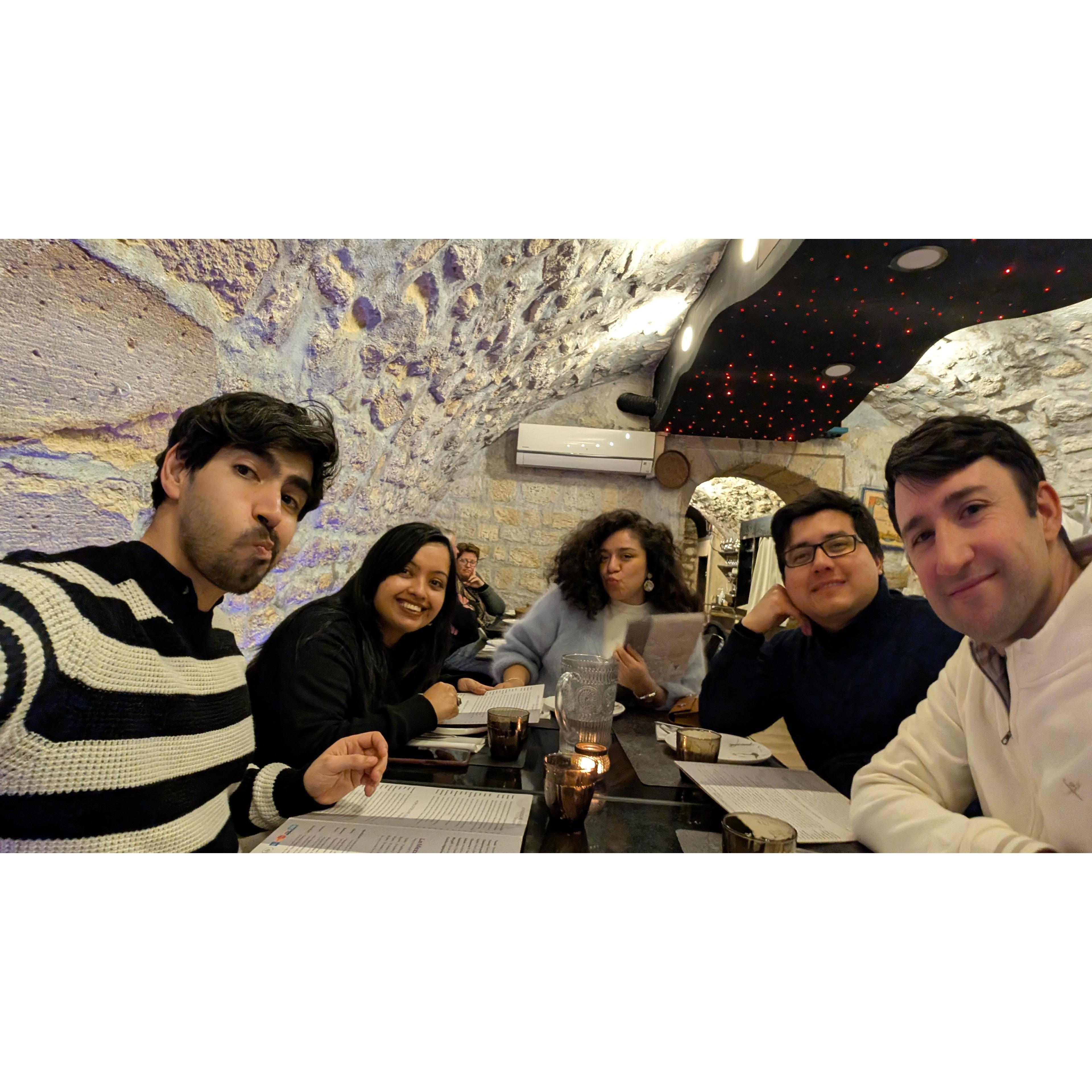 Cena en Paris con amigos