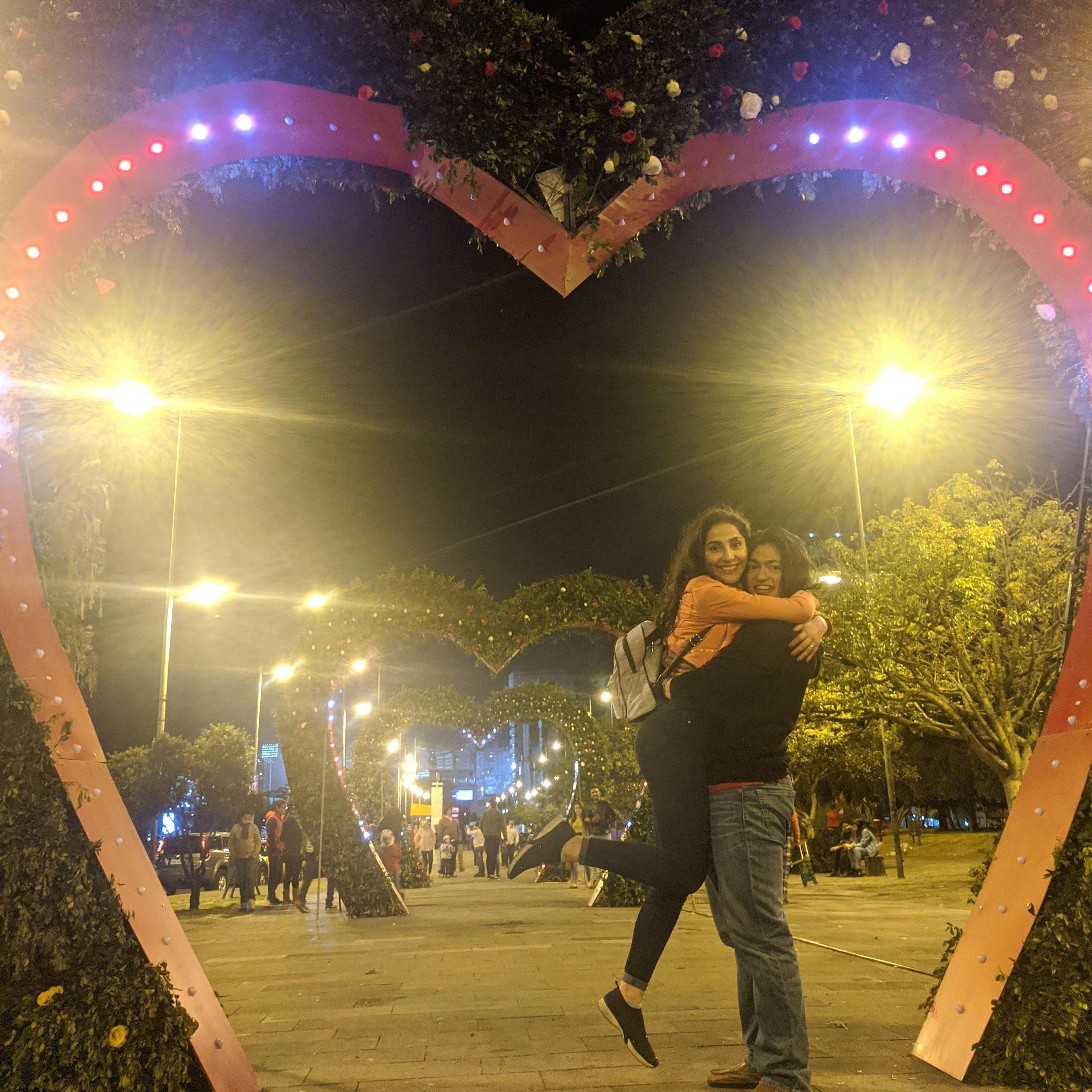 Primer día de San Valentín juntos. El Shopping Quicentro armó unas decoraciones afuera que eran perfectas para una foto recordatoria.