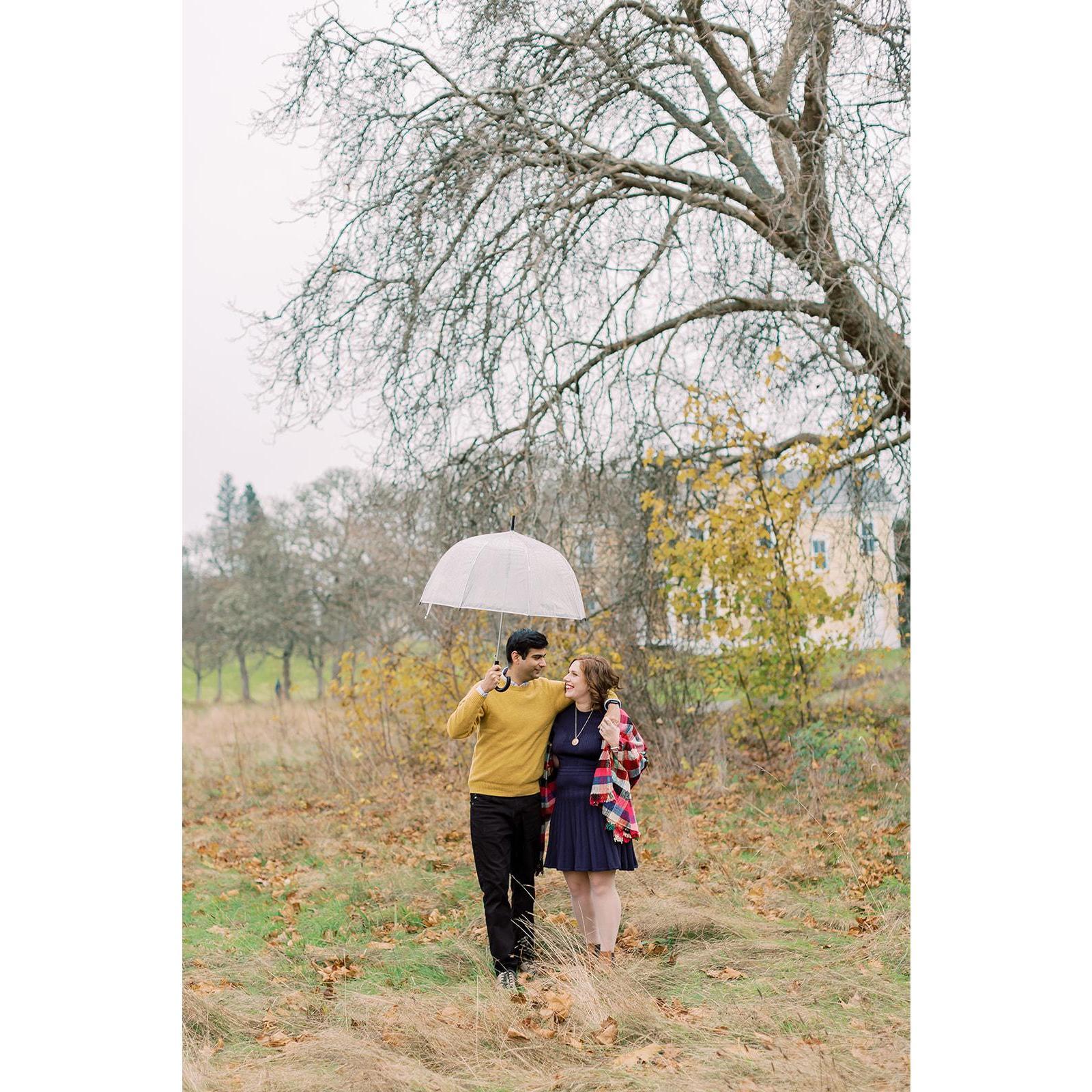 Engagement pictures in Discovery Park in Seattle, Washington. Photographer: Sarah Harris