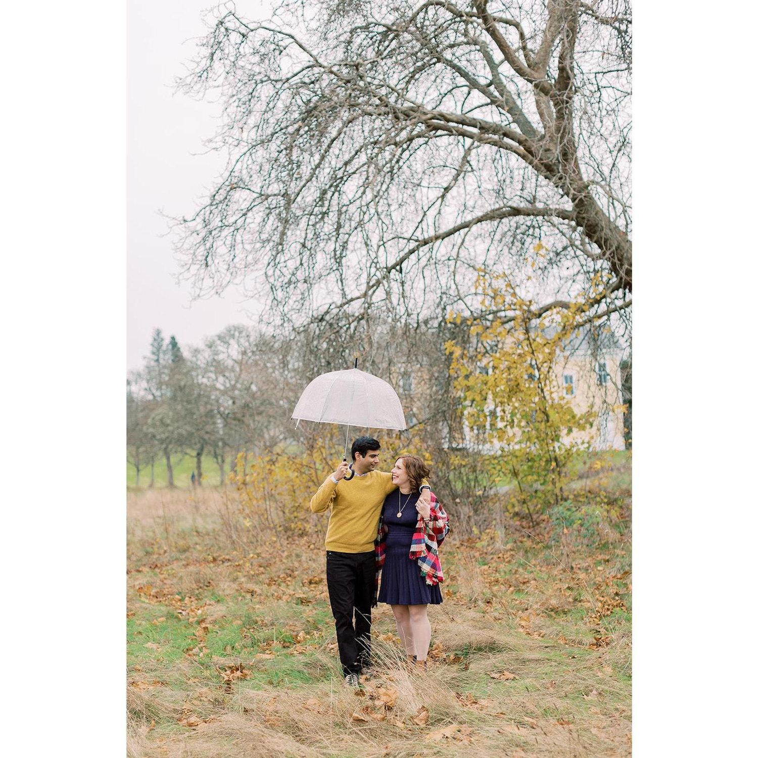 Engagement pictures in Discovery Park in Seattle, Washington. Photographer: Sarah Harris