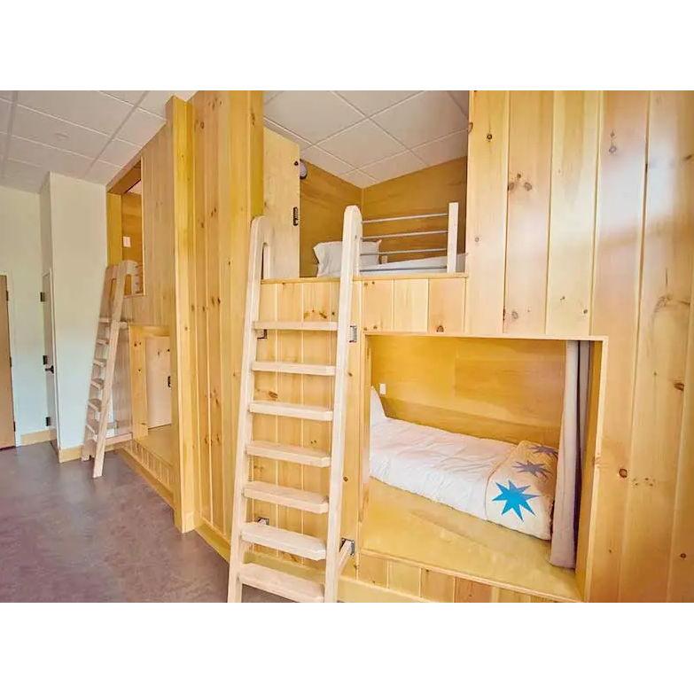 Main Lodge: 2 rooms of up to 8 - 8 queens