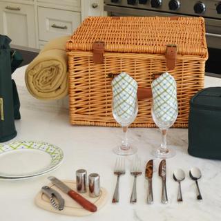2-Person English Style Willow Picnic Hamper with Blanket