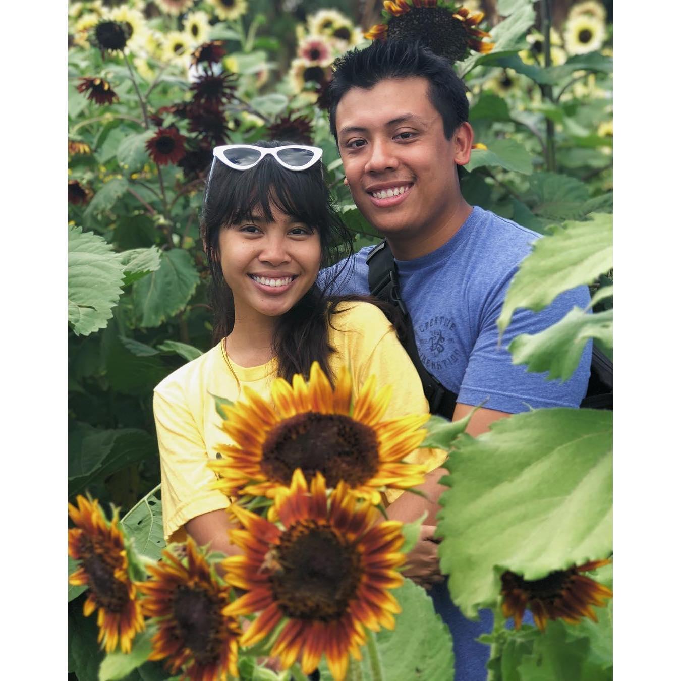 Sunflowers will be a recurring trend in these pictures - it's Allana's favorite flower!🌻