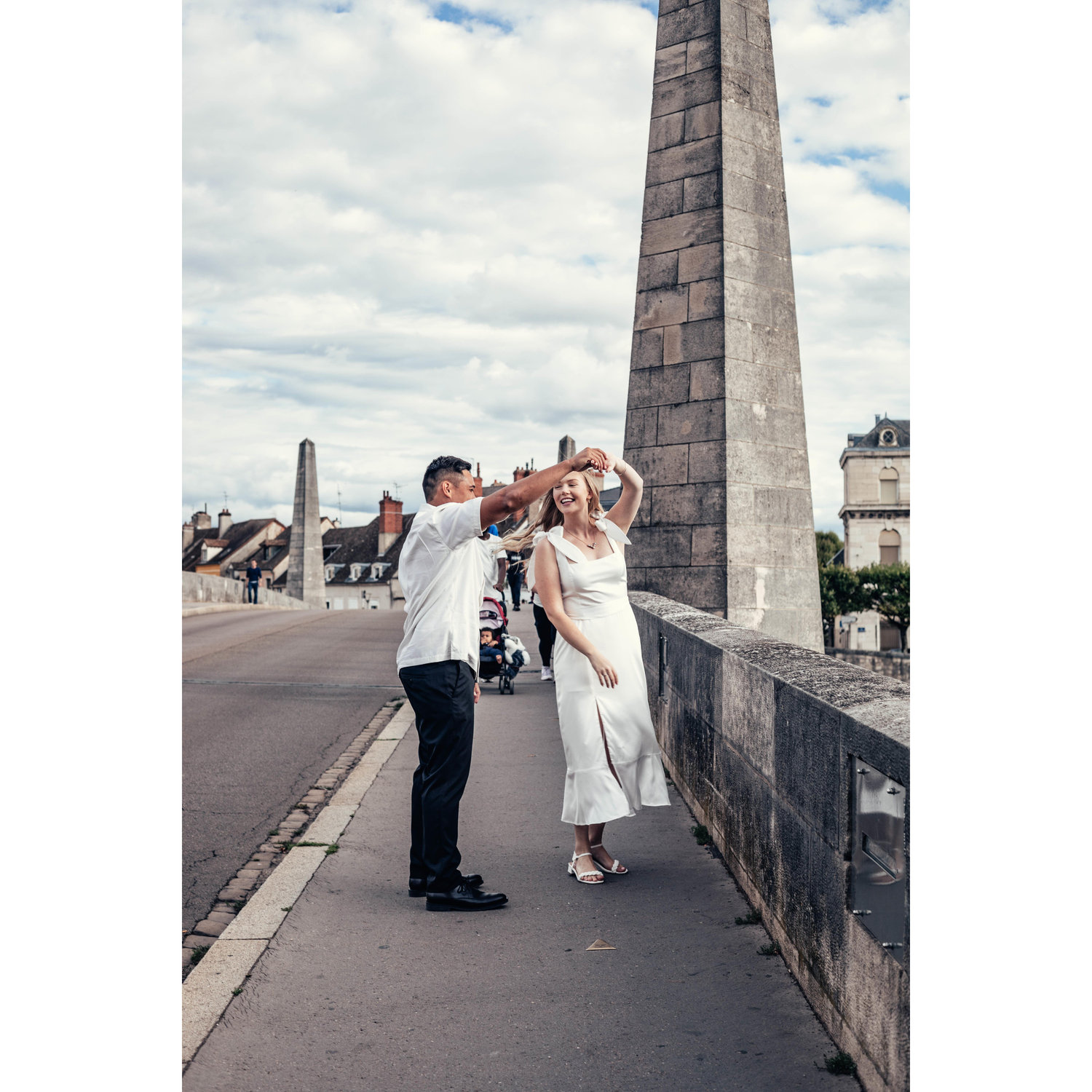 sur le pont, on y dance, on y dance