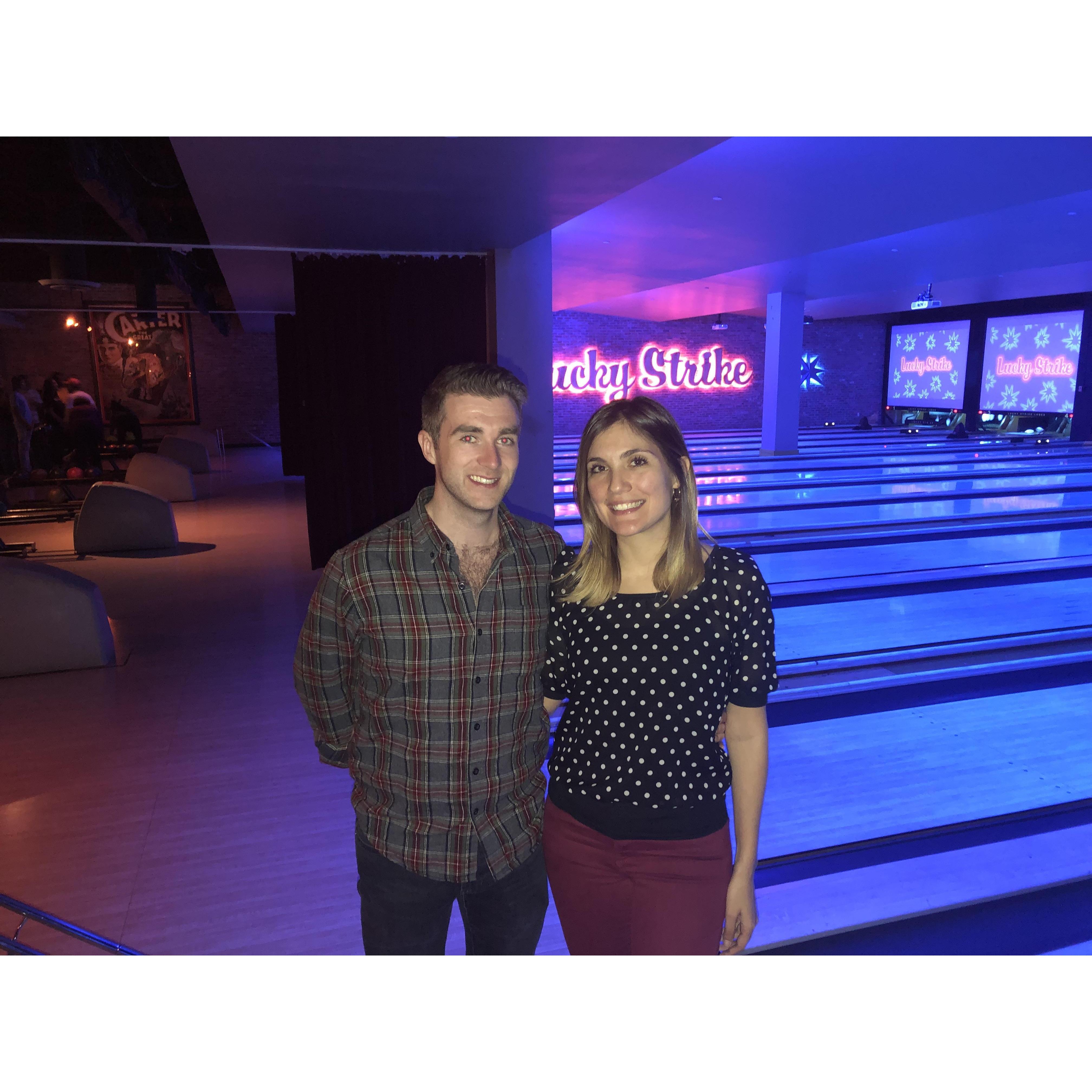 En el boliche ¡Feliz Cumpleaños Gareth!
Definitivamente un golpe de suerte para Gareth (jijiji). 
Bowling - Happy Birthday Gareth!
Definitely a lucky strike for him (hehehe).