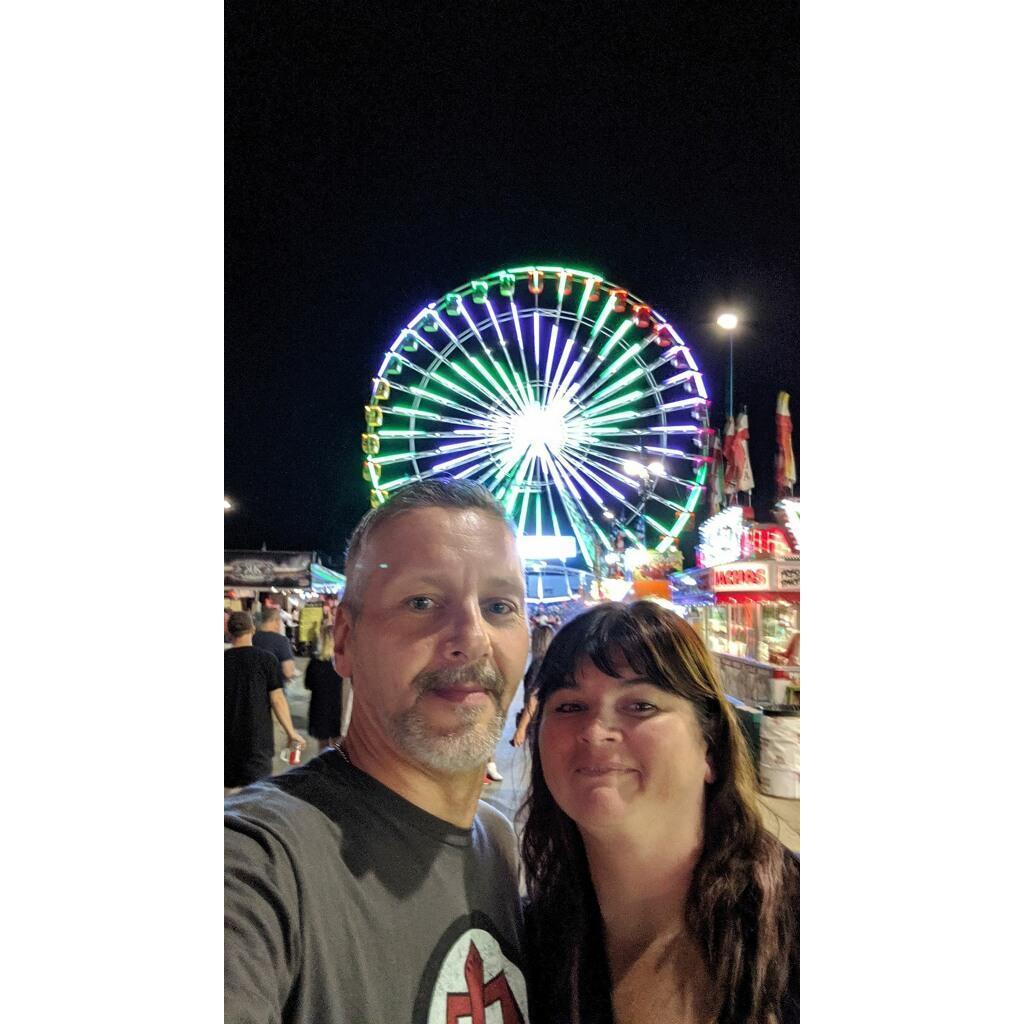 Under the lights of the ferris wheel 💚💜