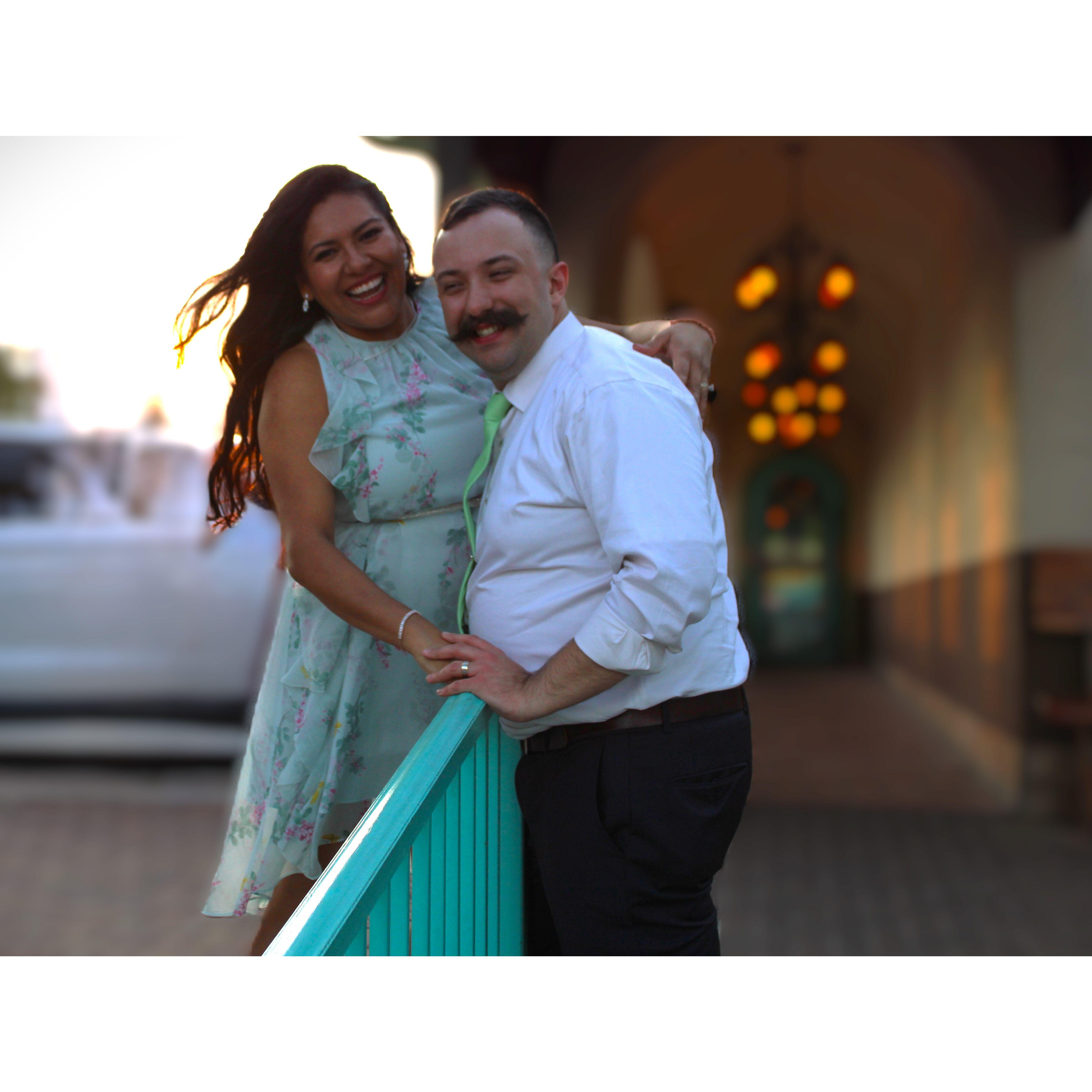 Golden hour glow! ✨📸 Laura and Joseph, radiant with love, facing the future together