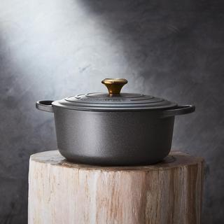 Signature Round Dutch Oven