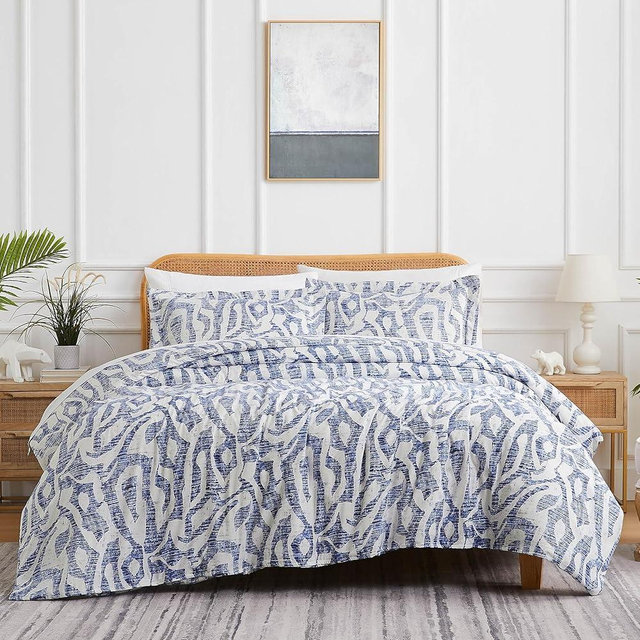 Southshore Fine Living, Inc. XL King Comforter Oversized Bedding Set, Down Alternative Filling, Modern Bedding Set, Oversized Comforter King Size & Matching Shams, Khari Blue and White Bedspread