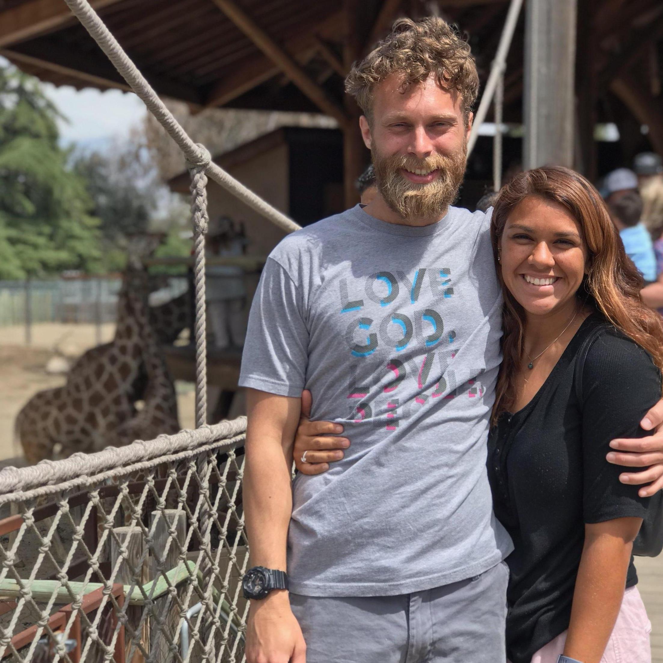 Hanging out with Jabari the giraffe at the Fresno Chaffe Zoo!