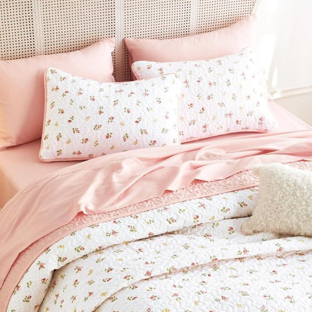 Wake In Cloud - Floral Quilt Set, Coquette Cottagecore Aesthetic Cute Rose Flower for Women Teen Girls, Reversible Lightweight Bedspread Coverlet, 3 Pieces, Pink, Twin/Twin XL Size
