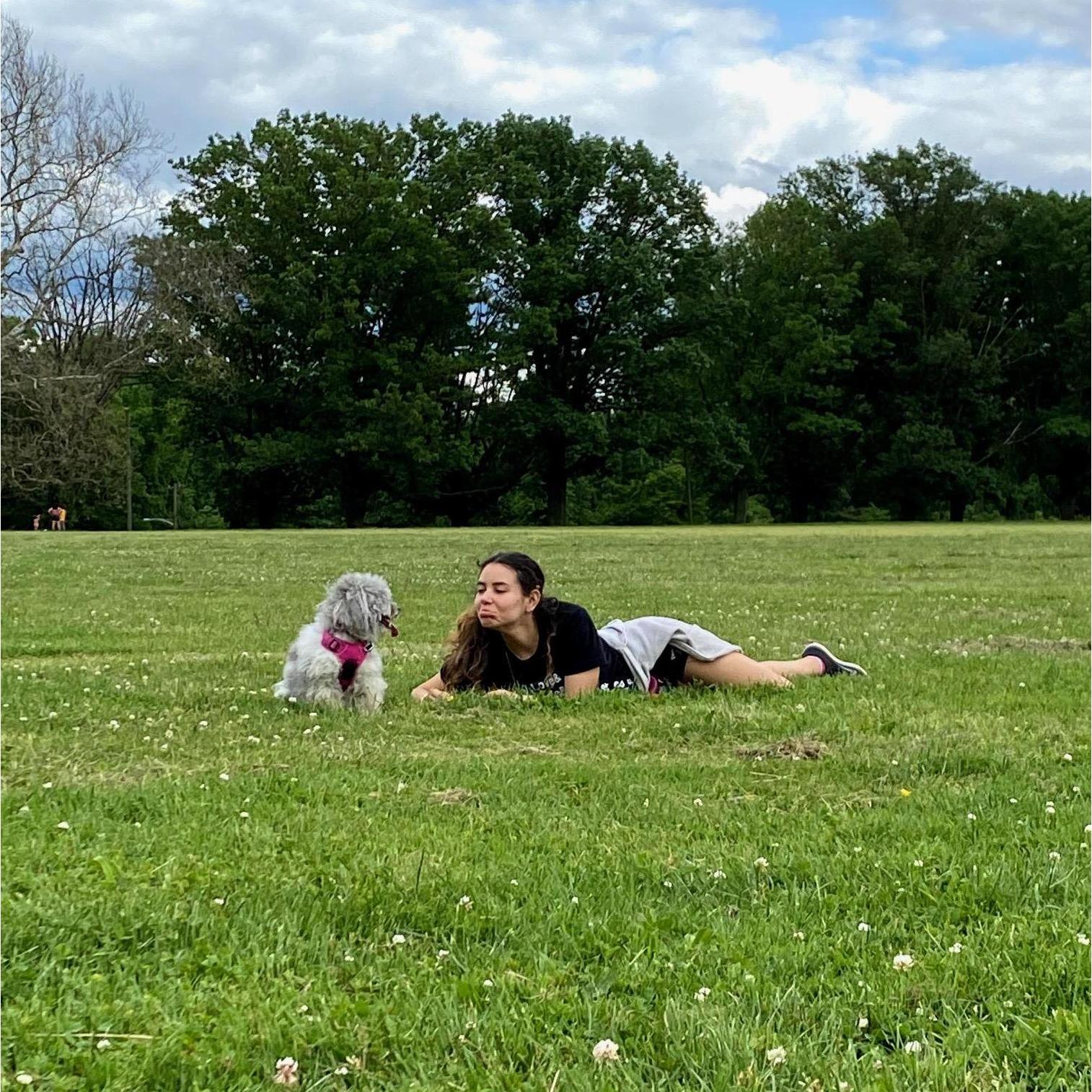 Tana at the park with Molly, asking her to be a good pup and pose for a picture | Tana en el parque con Molly, pidiéndole que sea buena y pose para una foto