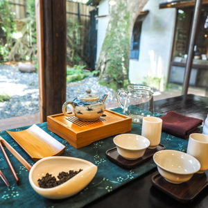 Tea ceremony experience in historic teahouse in Taipei