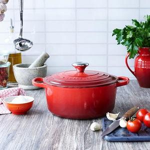 Le Creuset Signature Cast Iron Casserole with Lid, Diameter 24 cm, Round