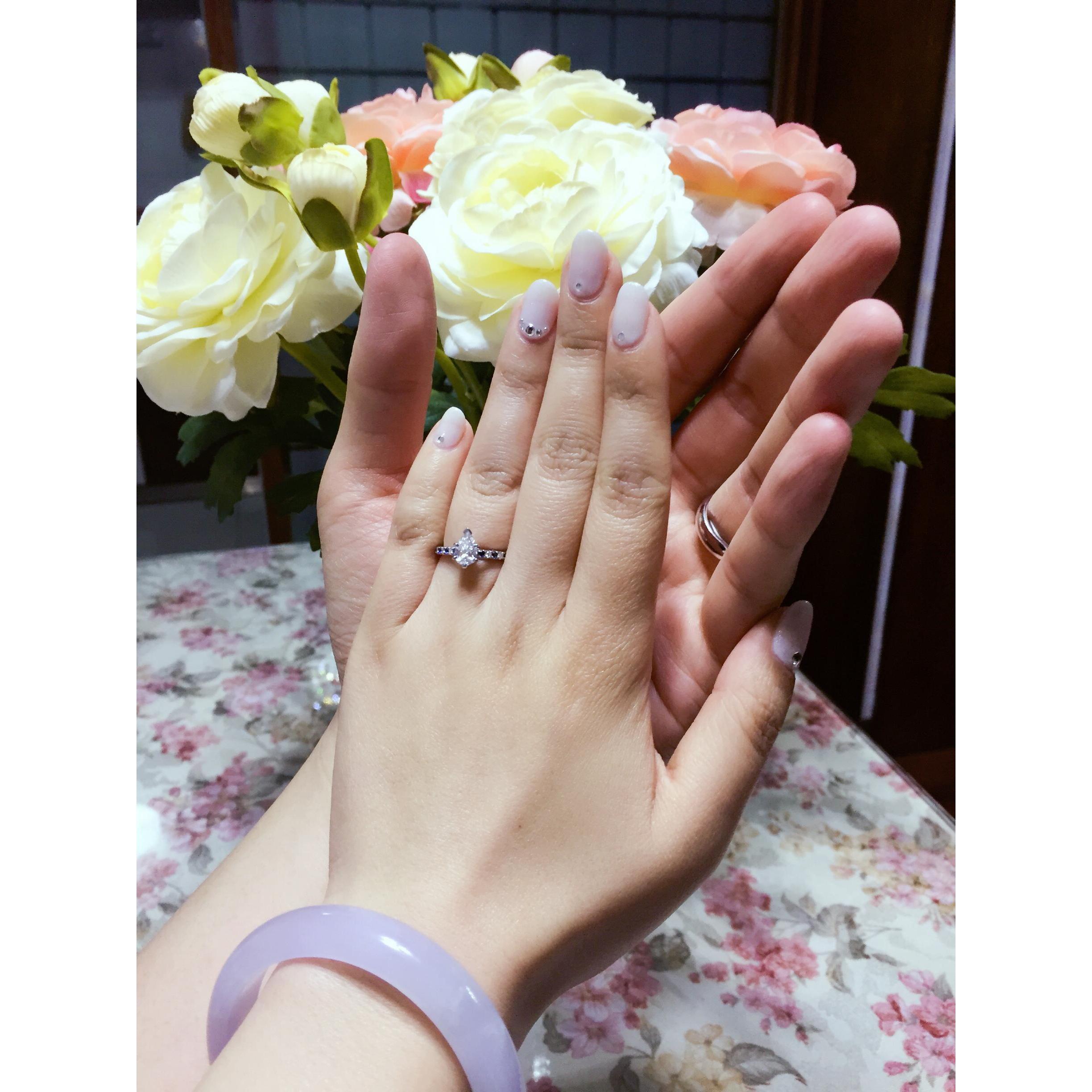 Xian picked this pear-shape engagement ring because Li has a nickname of Miss pear~