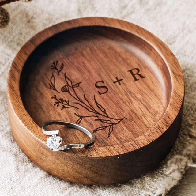 Custom Round Wood Ring Dish, Engagement Ring Holder, Personalized Wedding Ring Dish, Wedding Gift, 5th Anniversary Gifts, Gifts for Newlywed