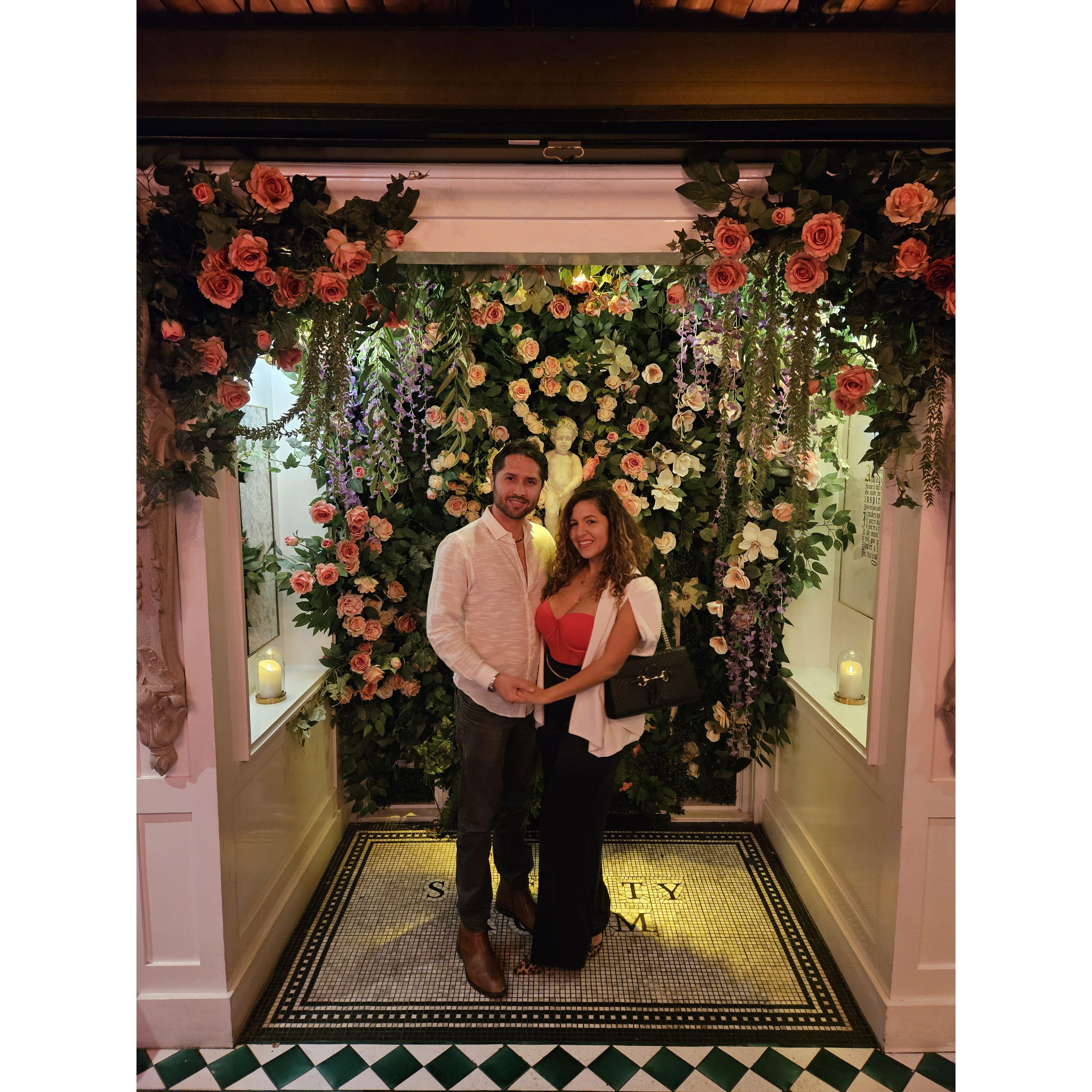 Celebrating our 6-month anniversary / Celebrando nuestro aniversario de 6 meses.