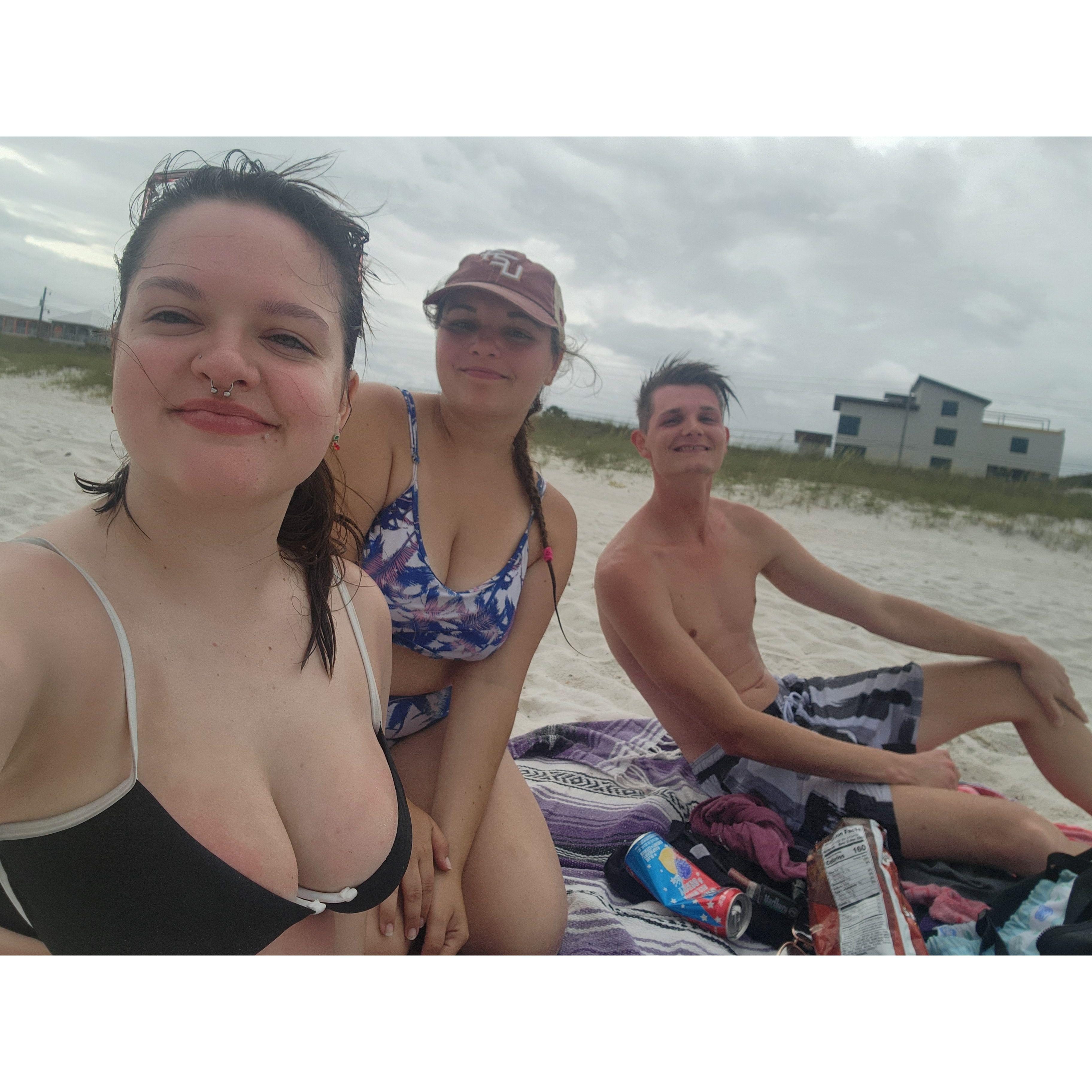 Elana and her best friends: Kayla and Jon, at the beach!