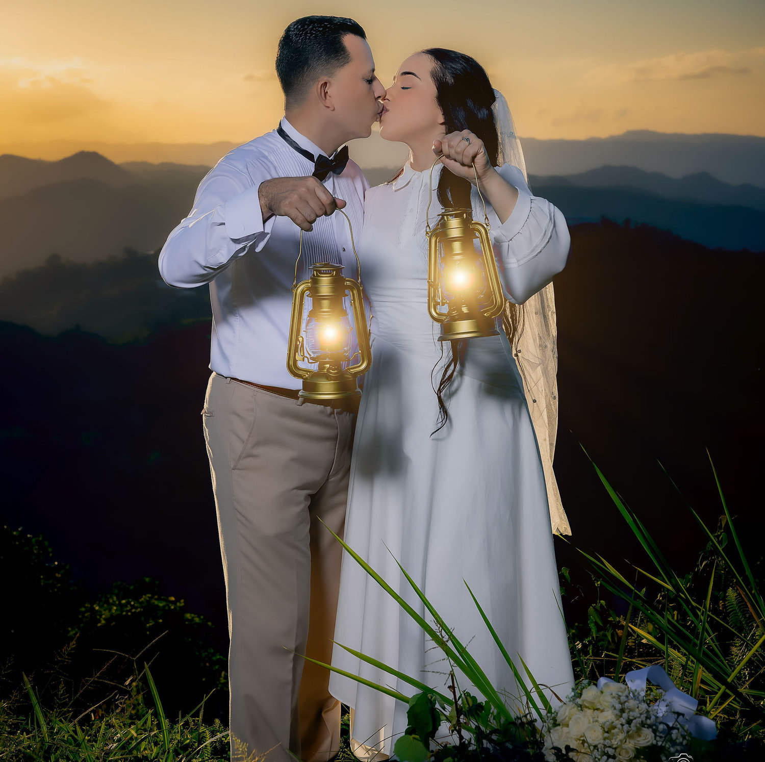 10 Pero mientras ellas iban a comprar, vino el esposo; y las que estaban preparadas entraron con él a las bodas; y se cerró la puerta.