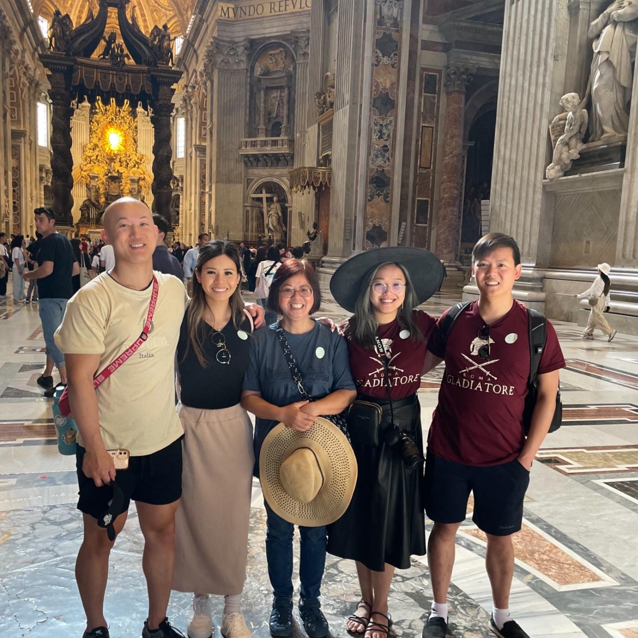 5/6/23 – First Italy adventure (Rome)! Luggage gone, tourist outfits on, and still having the time of our lives.

Phiêu lưu đầu tiên ở Rome! Hành lý mất, đồ du lịch sẵn sàng, vẫn vui hết nấc. 🇮🇹✨