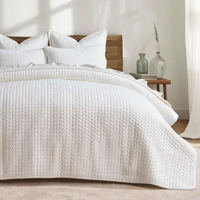 EVERGRACE Luxury Velvet Quilt Set King Size 3 Piece, Soft Oversized Cross-Stitch Velvet Comforter Set with Pillow Shams, Lightweight Velvet Coverlet Bedspread for All Seasons, Bright White
