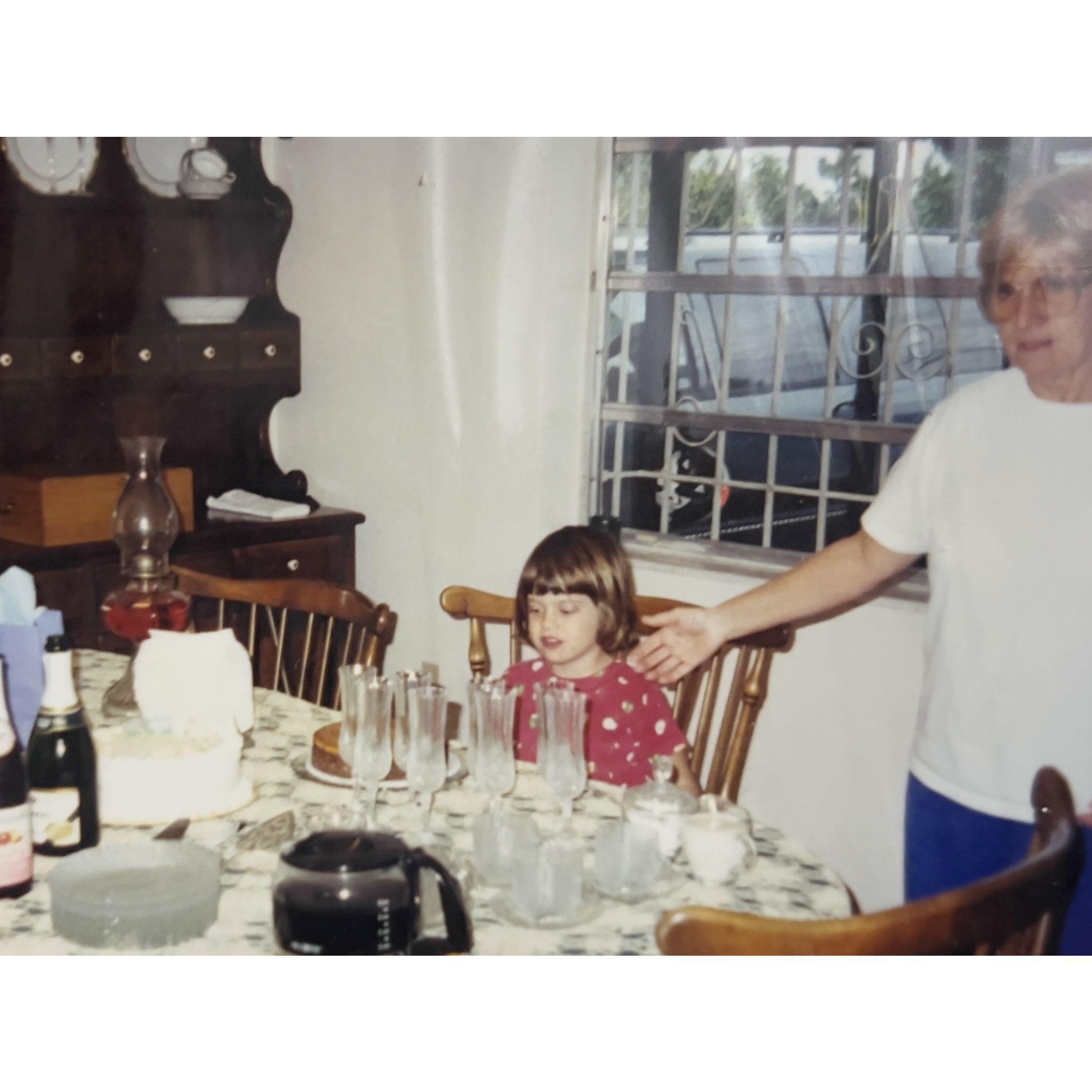 Jessica's grandmother, Ms. Faye, when she was younger, is showing something to Jessica, who looks amazed. 제시카의 할머니 Ms. Faye의 젊은 시절을 볼 수 있는 사진이에요. 할머니가 어린 제시카에게 무언가를 보여주고 있고, 제시카는 신기해하는 표정을 짓고 있어요.