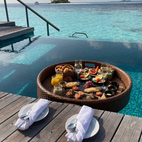 Champagne y desayuno flotante en la Villa