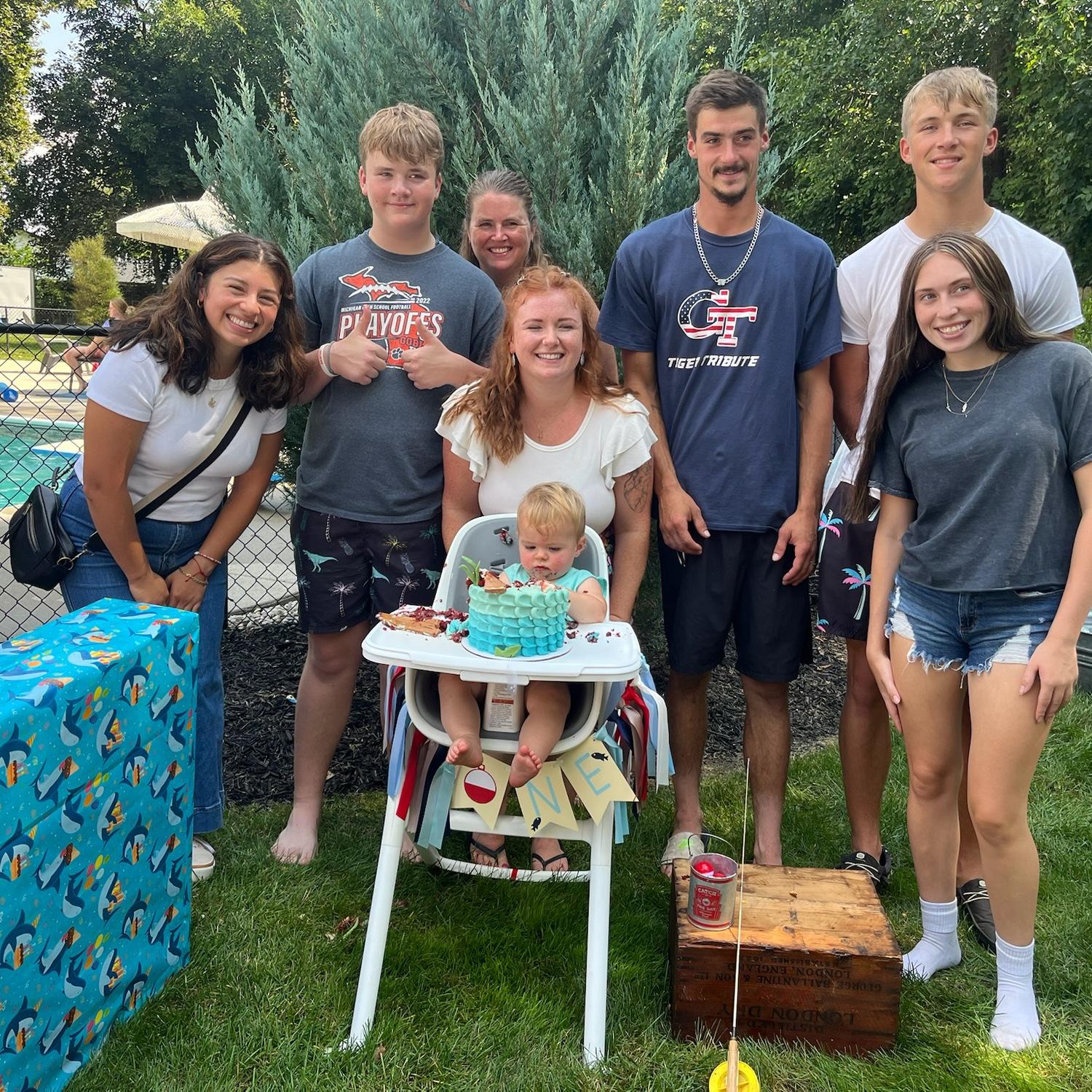 the in laws ❤️
Nathalie, Hunter-bro in law, Brenda-mom in law, Maddie-sis in law, Lee jr.-the oldest but younger than clay bro in law, Preston-bro in law, Halle-Preston’s gf, and Cal 😍-nephew in law