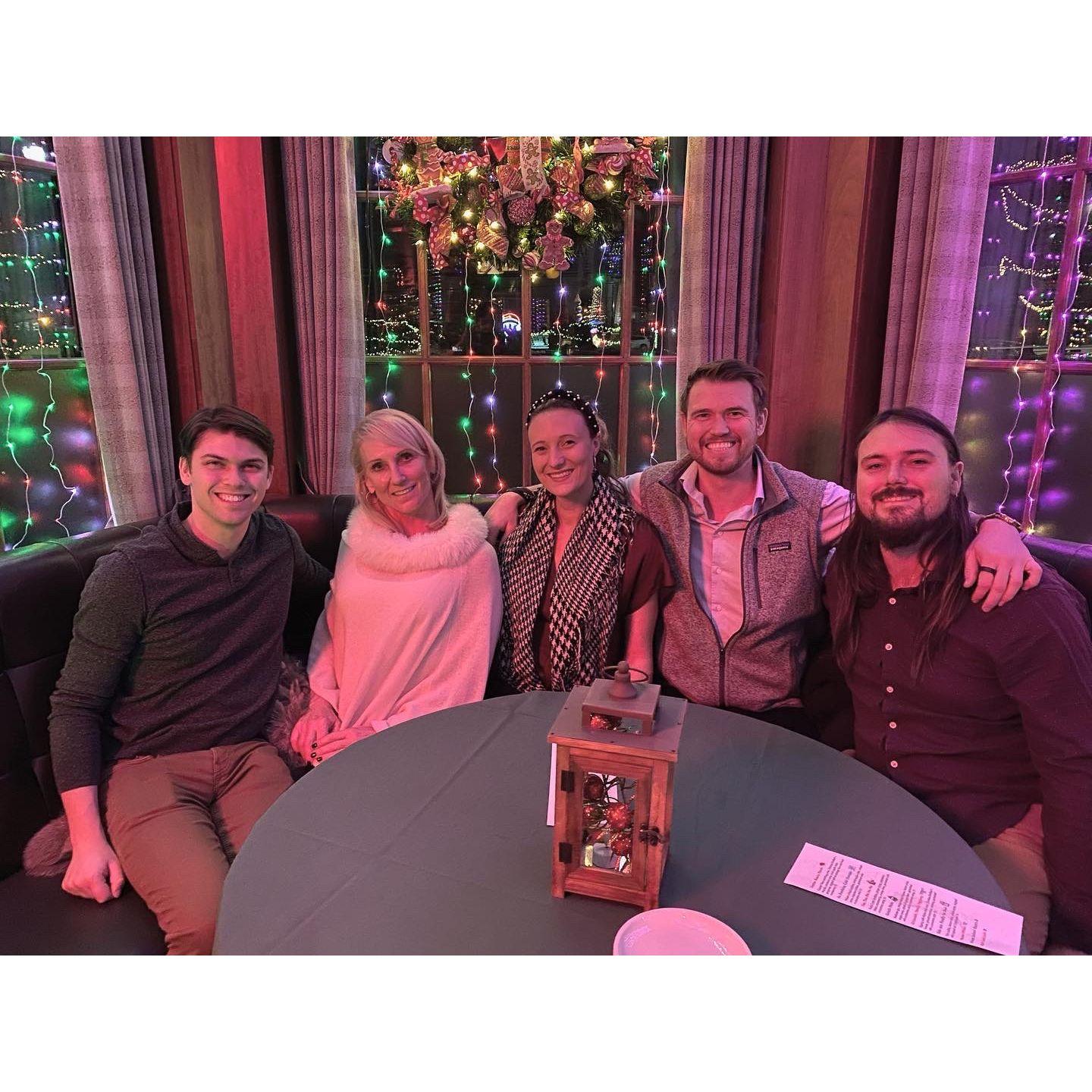 Christmas with the Connors Family
📍Rochester, MI