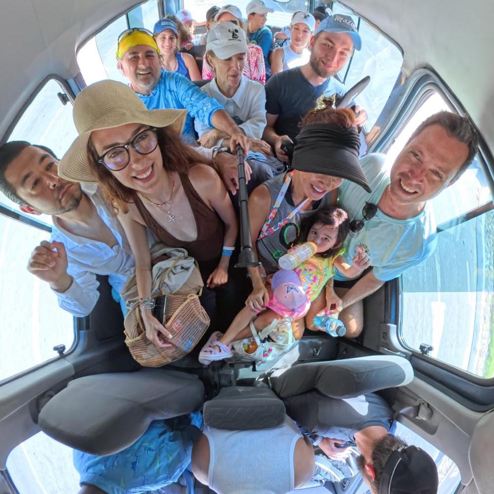 19 people in 1 van in the Bahamas! / 19 personas en una camioneta en las Bahamas!